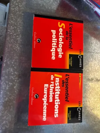 Lot de deux livres l’institution de l’union européenne et sociologie politique