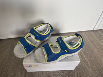 Chaussures Sandales Claquettes de la marque Geox Pointure 34 neuves en boîtes d’origine Neuf