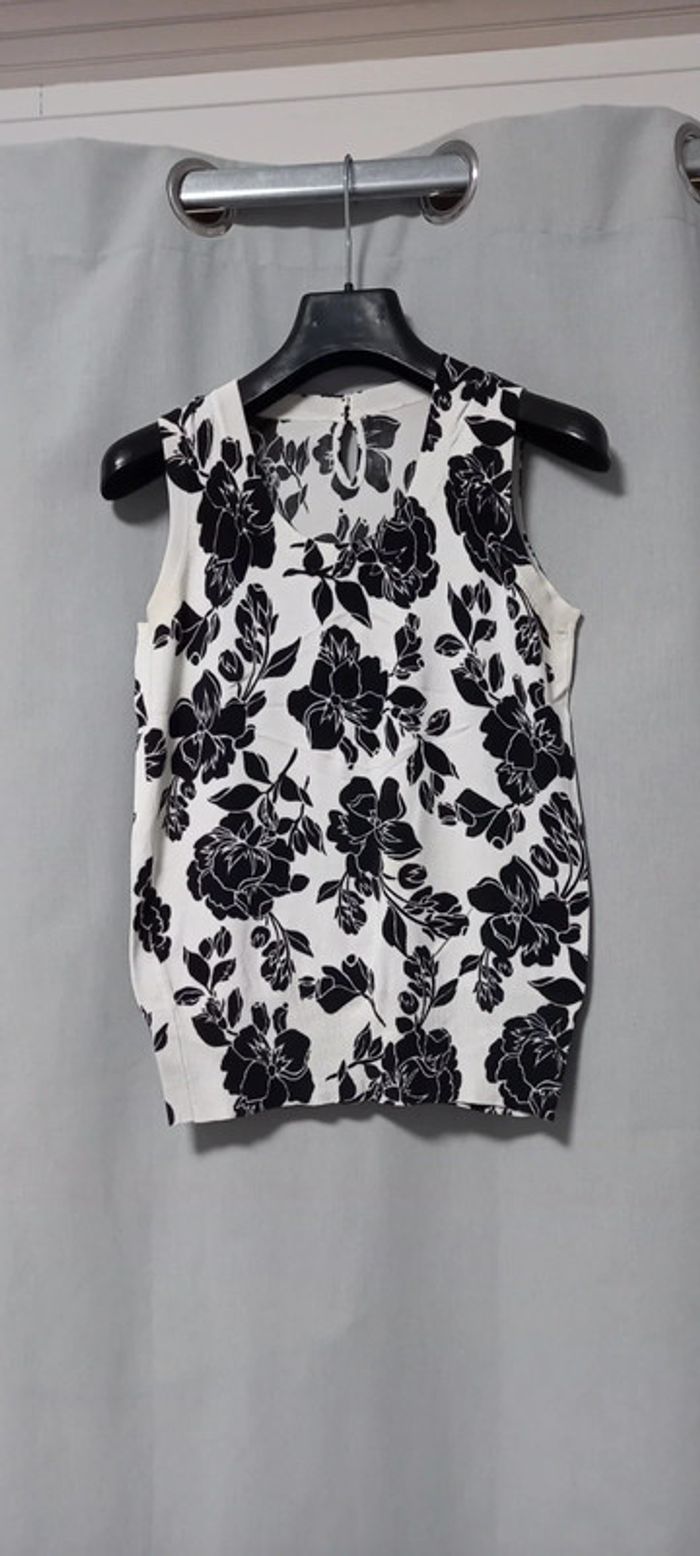Haut sans manches blanc à fleurs noires 36
