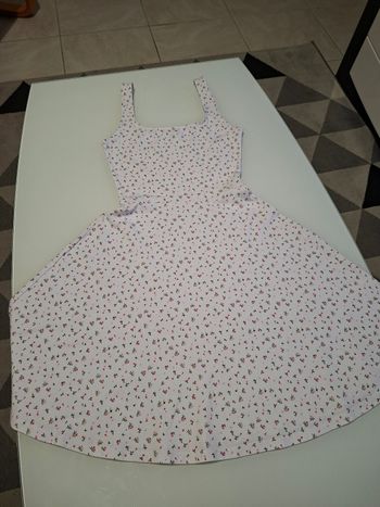 Robe taille XS Jennyfer blanche avec fleurs roses