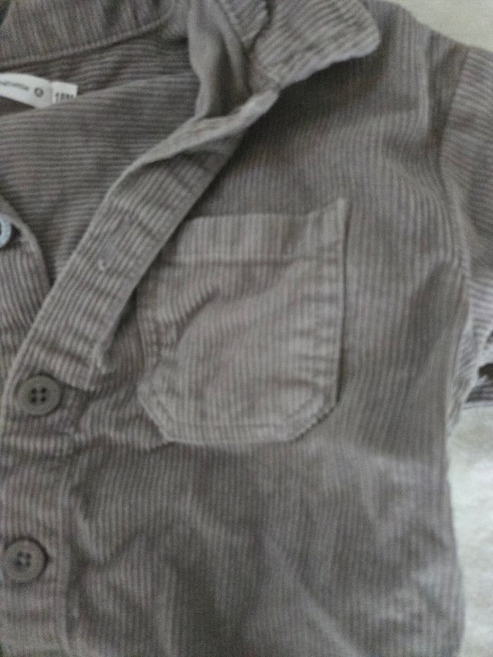 Sur chemise grise - photo numéro 2