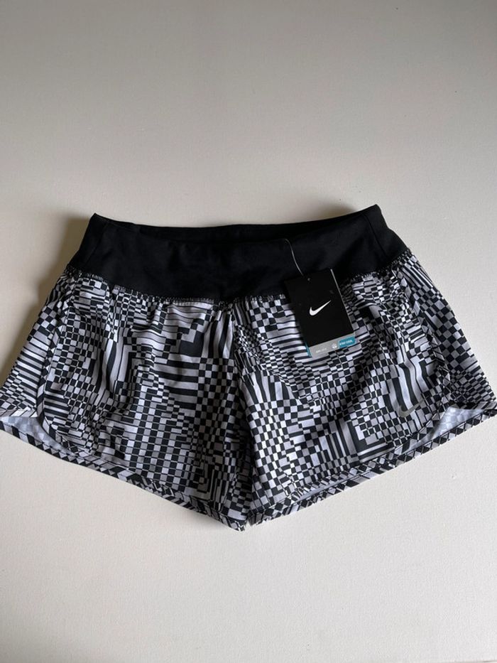 Short neuf & étiquetté Nike running Dri Fit motif damier psychédélique