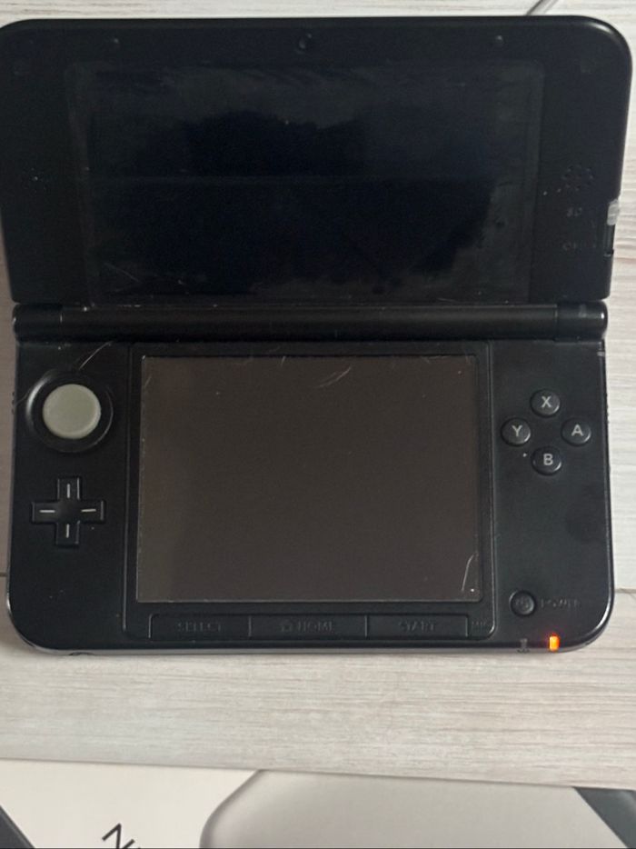 Console 3DS XL avec boîte et chargeur - photo numéro 3