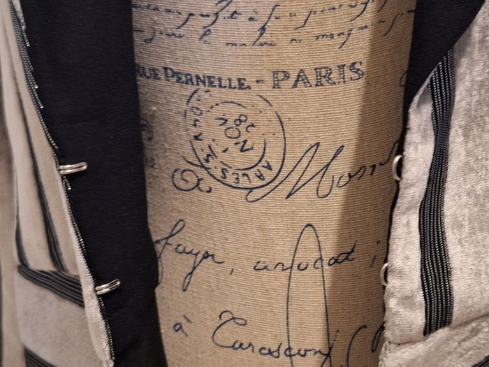 Magnifique blazer argenté et noir à rayures brillantes idéal pour les fêtes - photo numéro 4