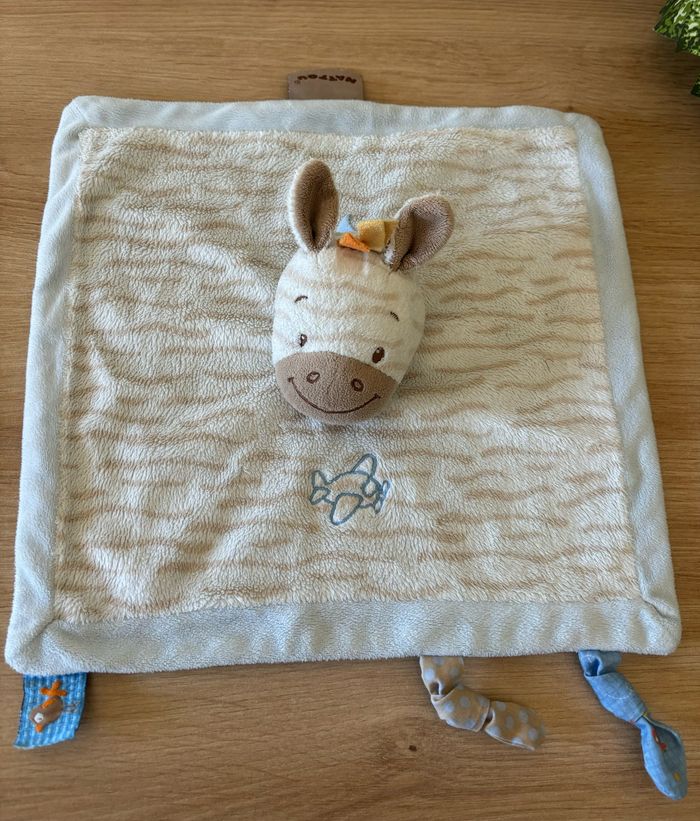 Doudou plat carré zèbre Arthur bleu beige avion nattou