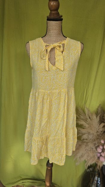 Robe jaune à fleurs blanches, sans manches, avec nœud à l'encolure