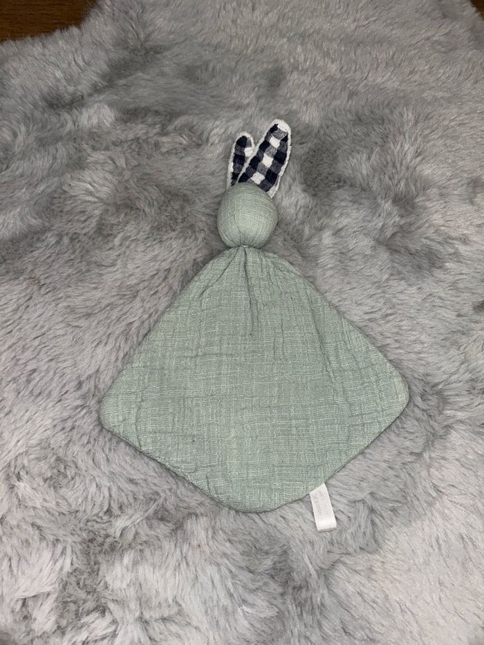 Petit doudou lapin - Modèle unique - Fait main - photo numéro 3