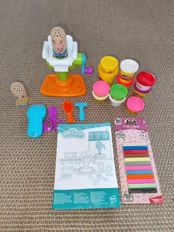 Play-Doh salon de coiffure , complet et très bon état + pâte à modeler neuve