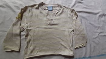 Pull rayé blanc et amande en col V avec motif abeilles à la manche