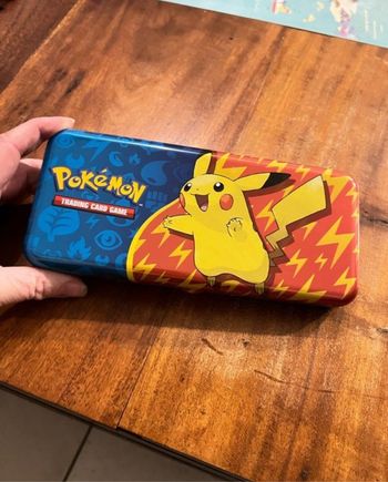 Lot Plumier Boîte en Métal Pikachu Pokebox Paldea - Trousse à Crayons Pokémon booster holo reverse 19 cartes