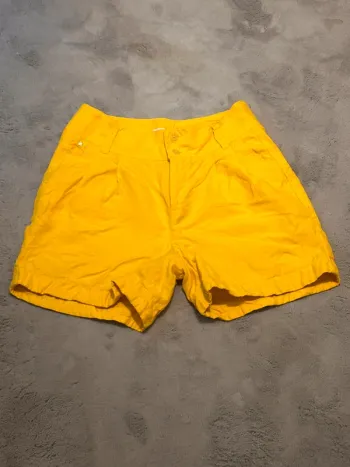 Short jaune taille 38