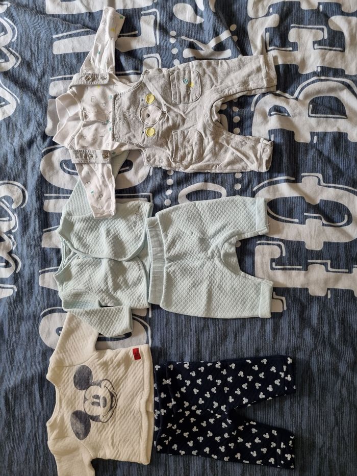 Lot 1 mois 18 pièces plus 2 bodies offert ( légèrement tâcher voir dernière photo) - photo numéro 2