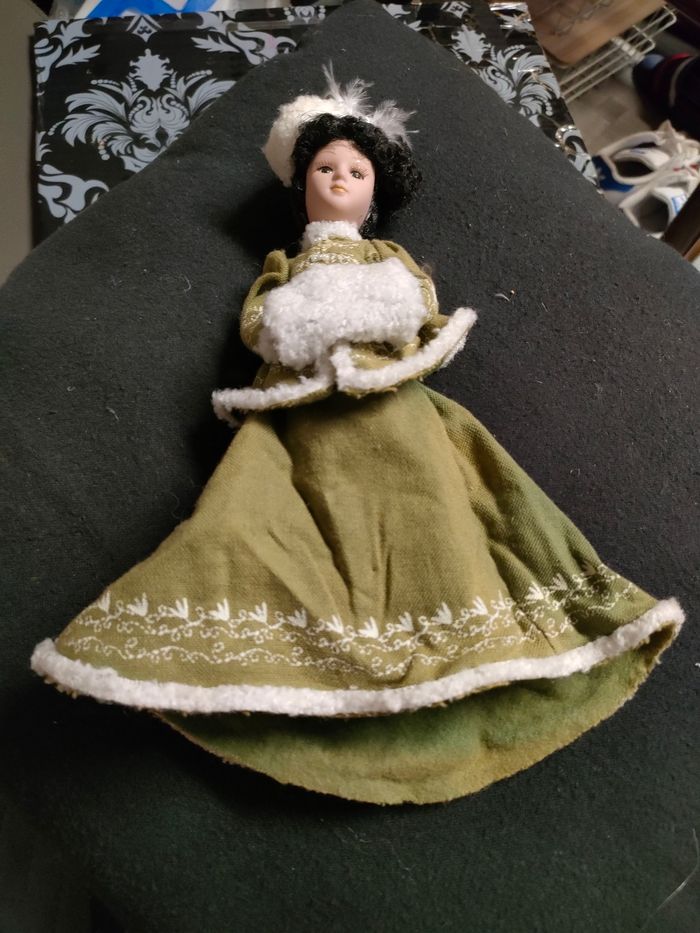 Petite poupée en porcelaine - photo numéro 4