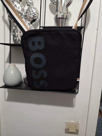 Sacoche Hugo Boss homme tb état Sacoche Hugu Boss en très bon état. 
Pochette Boss avec 2 fermetures éclair. 
Si intéressé ou pour plus d'informations/photos me contacté au tél ou message Leboncoin par mail.Sacoche Hugu Boss en très bon état. 
Pochette Bo