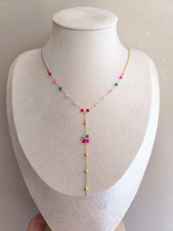 Pendentif doré en Y avec fleur marguerite et perles multicolores