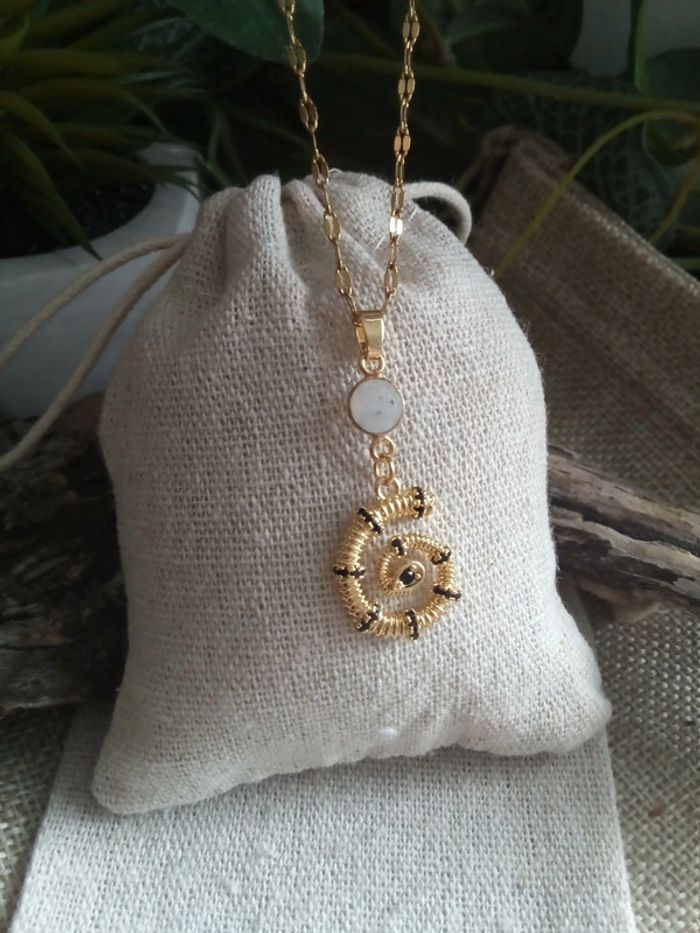 Collier pendentif pierre de lune et conque doré