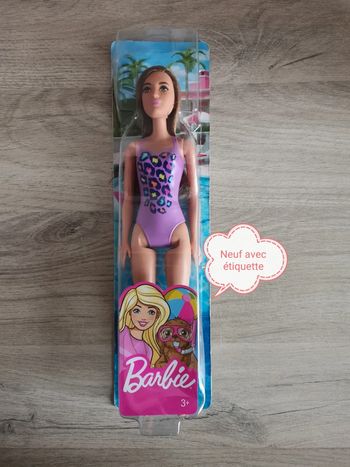 Barbie neuve à la plage en maillot de bain