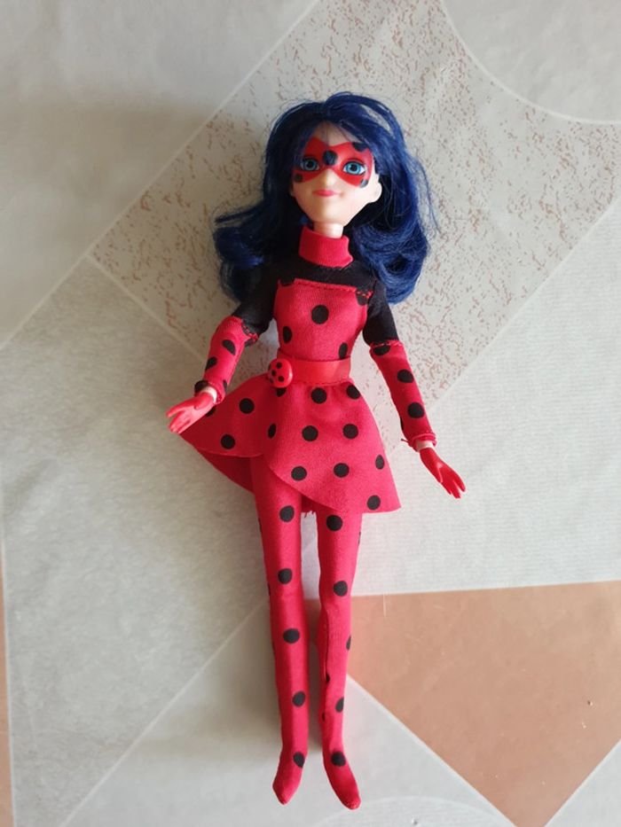 Poupée miraculous figurine