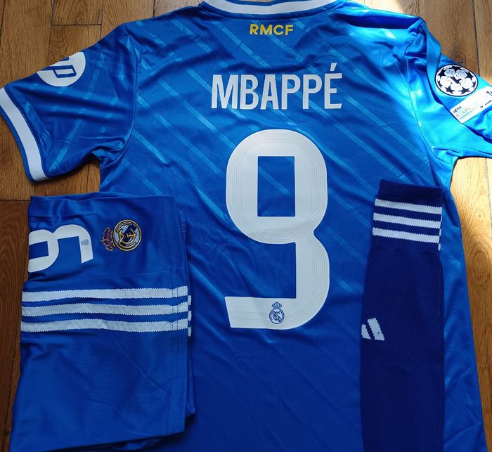 Mbappé taille 14 ans kit de football complet 2026 bleu