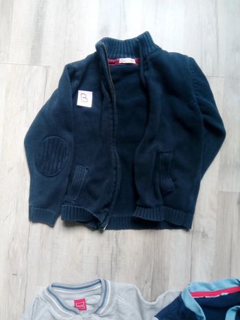 Lot 17- 2 vestes et 3 gilets 4 ans garçon