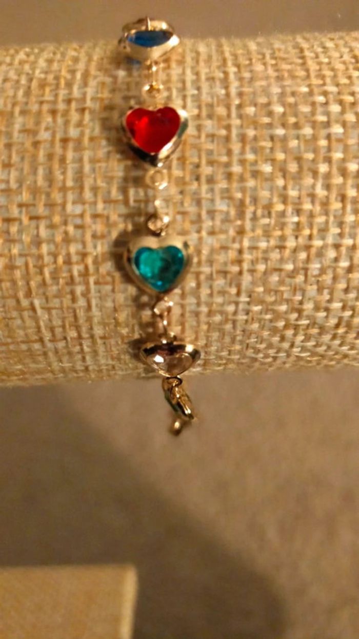 Bracelet doré avec cœurs multicolores - femme