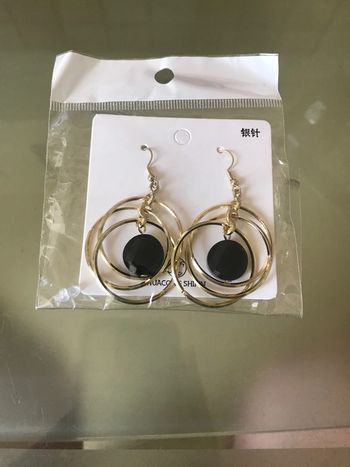 Boucle d’oreille couleur or et noire