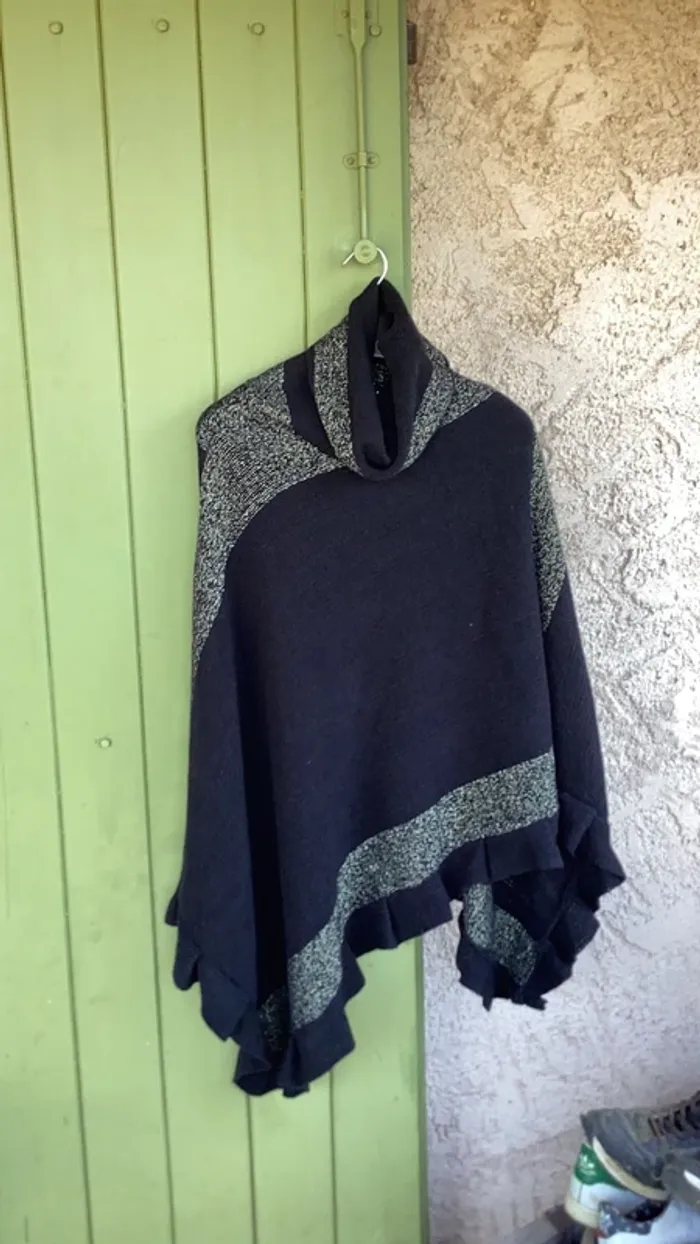 Poncho noir asymétrique à col roulé Riu