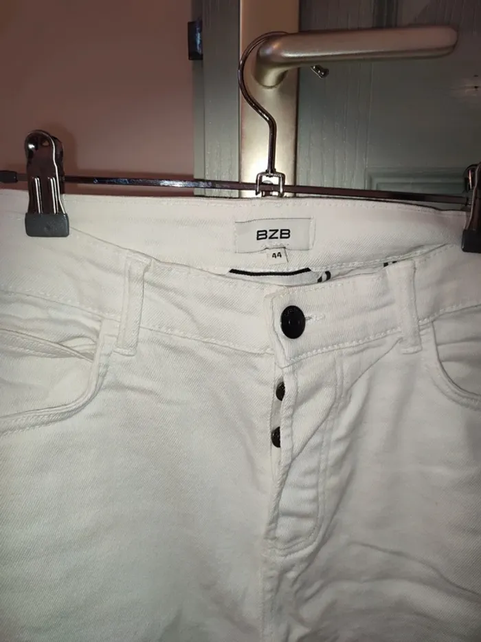 Short en jean blanc longueur genou - photo numéro 2