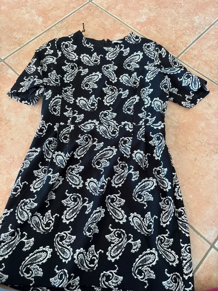 Robe noire et blanche - photo numéro 2