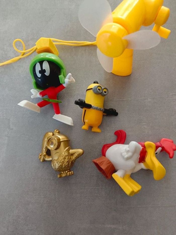 Lot de 10 figurines de différents modèles plus un petit ventilo