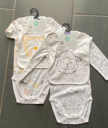 Lot de 2 bodies Tex baby avec bavoirs accrochés