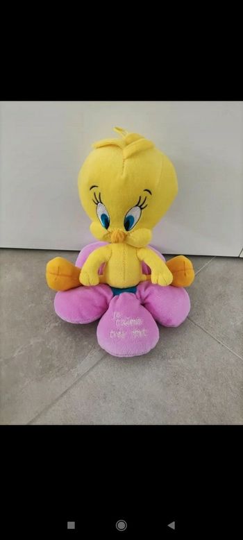 Peluche titi sur une fleur
