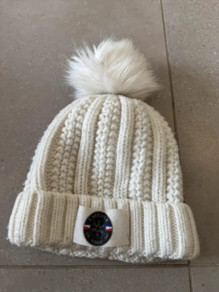 Bonnet à pompon Laguiole bon état extérieur mais des traces à l'intérieur, taille unique