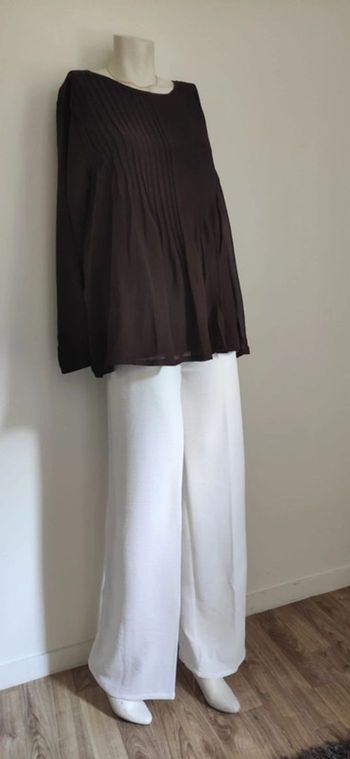 Tenue Élégante – Haut Plissé Chocolat & Pantalon Large Blanc