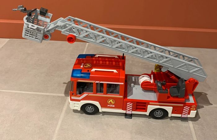 Camion de pompier avec échelle pivotante playmobil city action dans son carton d’origine (9463) - photo numéro 5
