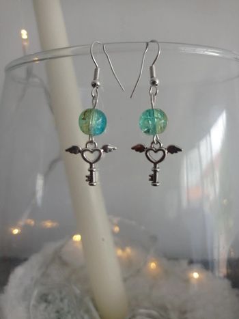 Boucles d'oreilles clés avec des ailes et perles de verre