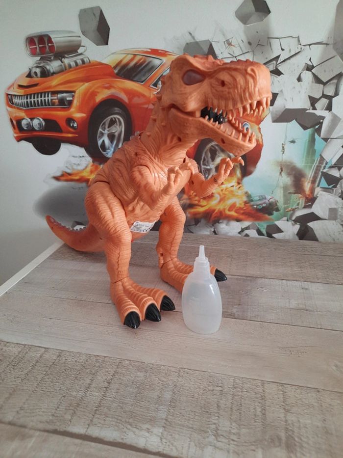 Dinosaure qui crache de la fumé