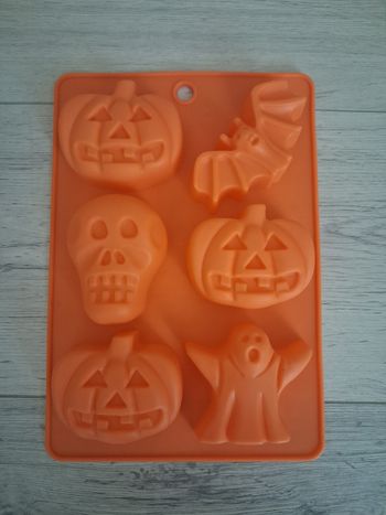 Moule en silicone orange "Halloween" en tres bon etat