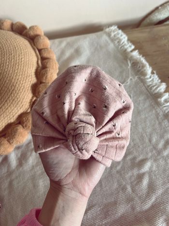 Turban créatrice rose avec motif tissu ajouré milaetmoi