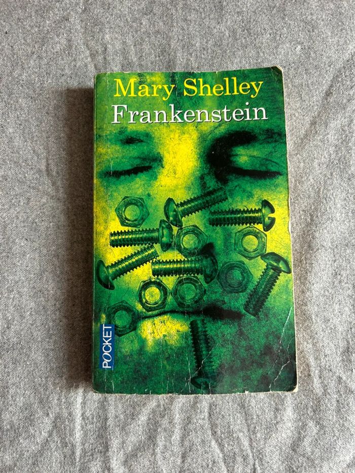 Livre de poche (frankenstein)