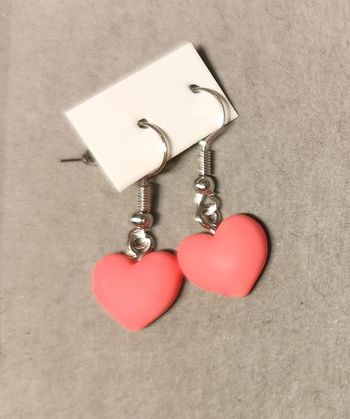 Jolis cœurs roses en résine en boucles d'oreilles