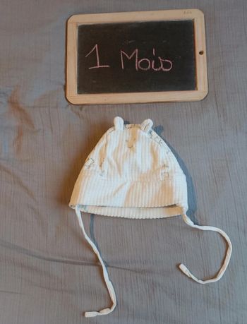 Bonnet taille 1 mois en très bon état