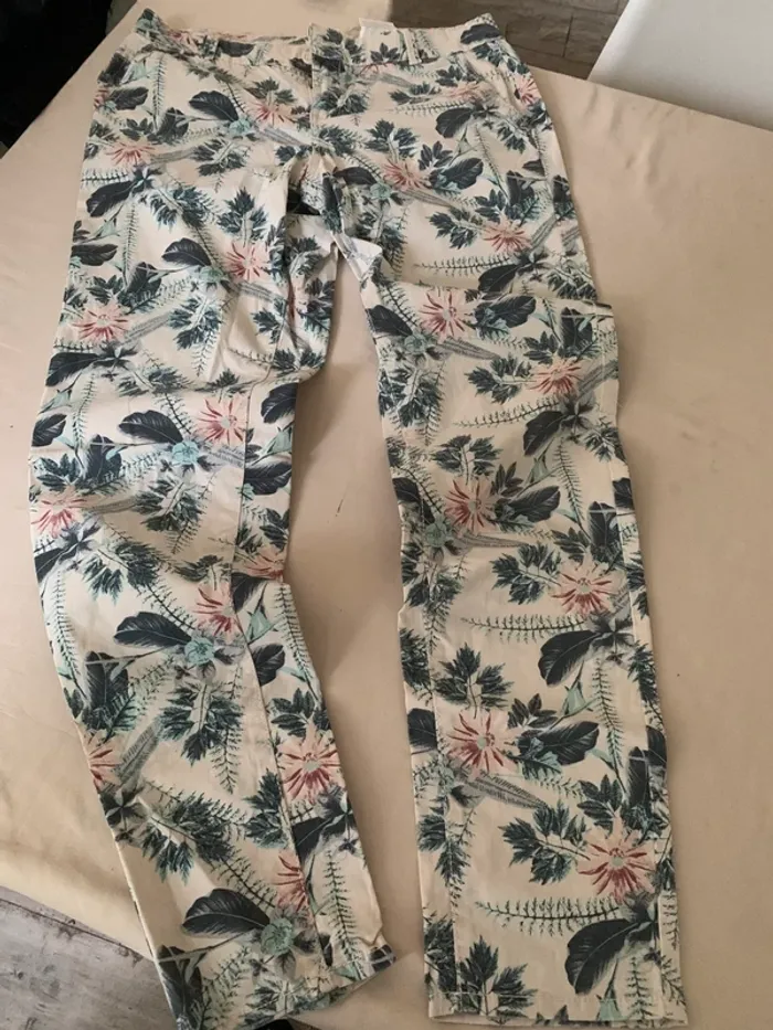 Pantalon camaïeu taille 38 style chino tres bon état motifs fleurs