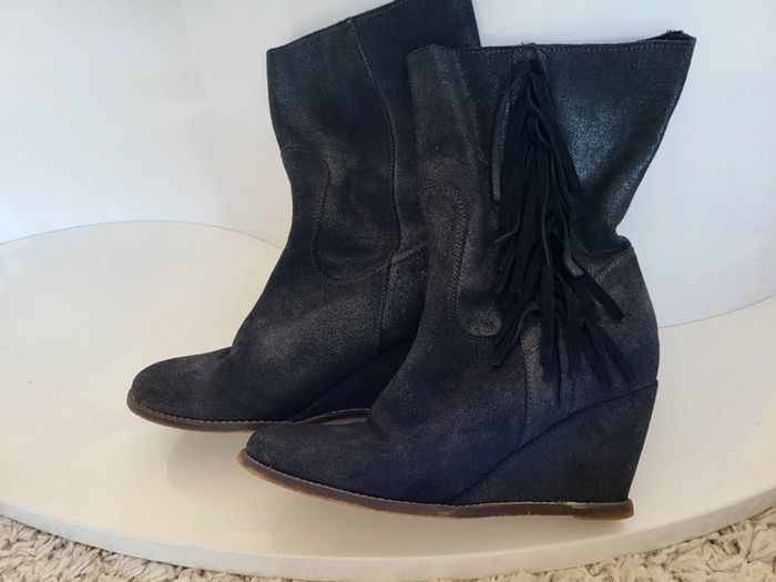 Bottes noires à franges mi hautes en daim talon compensé Galeries Lafayette Taille 39 - photo numéro 4