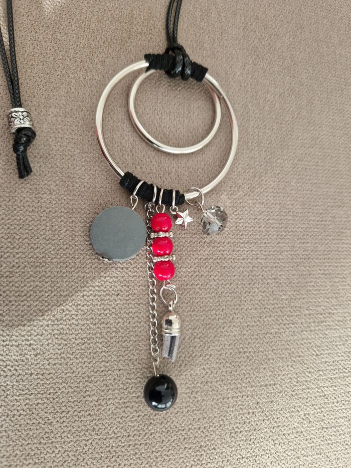 Collier long avec diverses décorations - photo numéro 9