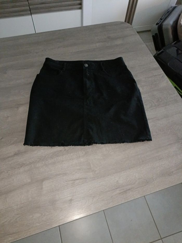 Jupe en jean noir avec fourche Kiabi Taille 36 (convient S/M) - photo numéro 2