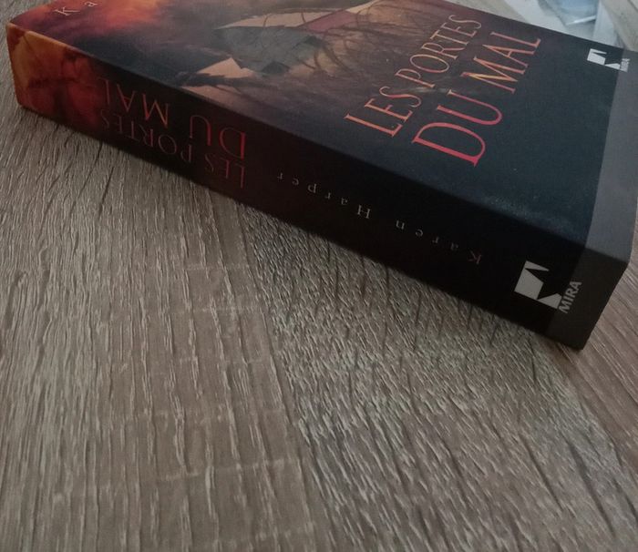 Karen Harper 🪅 Les portes du mal - photo numéro 3