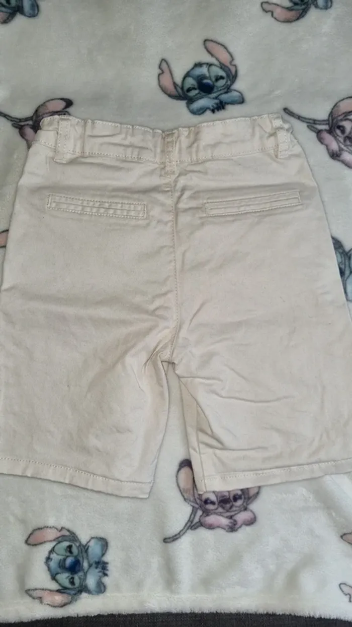 Short 4/5 ans en bon état - photo numéro 4