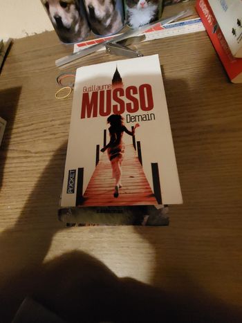 Livre de Guillaume musso  demain 