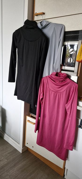 Vend  3 sous pulls long taille entre 2 et 3 noir ..rose et gris